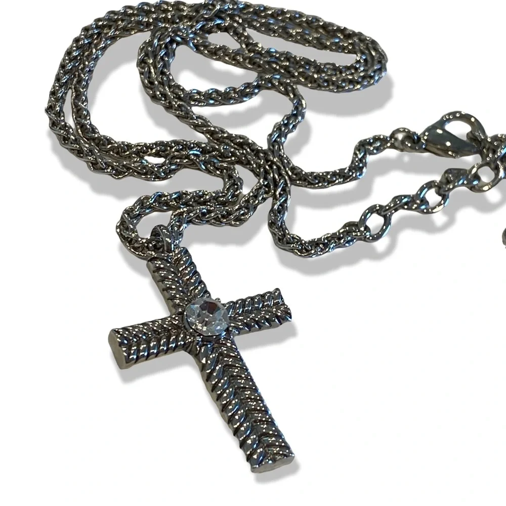 Clearance sale - Vintage Silver Tone Cross Pendant Necklace 18-21”